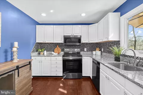 Kitchen - 787 Powhatan Beach Rd, Pasadena, MD 21122 photo 3 of 4