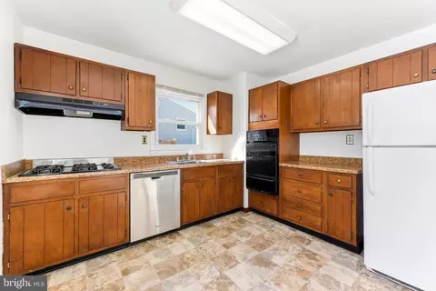 Kitchen - 623 Chapelgate Dr, Odenton, MD 21113 photo 2 of 3