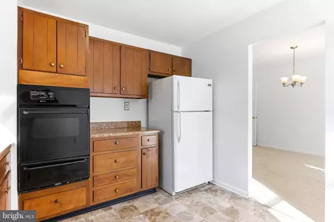 Kitchen - 623 Chapelgate Dr, Odenton, MD 21113 photo 3 of 3