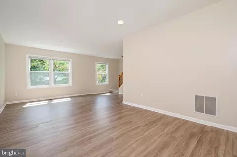 Living - 700 Pine Valley Ct, Arnold, MD 21012 photo 2 of 9