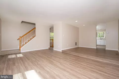 Living - 700 Pine Valley Ct, Arnold, MD 21012 photo 4 of 9