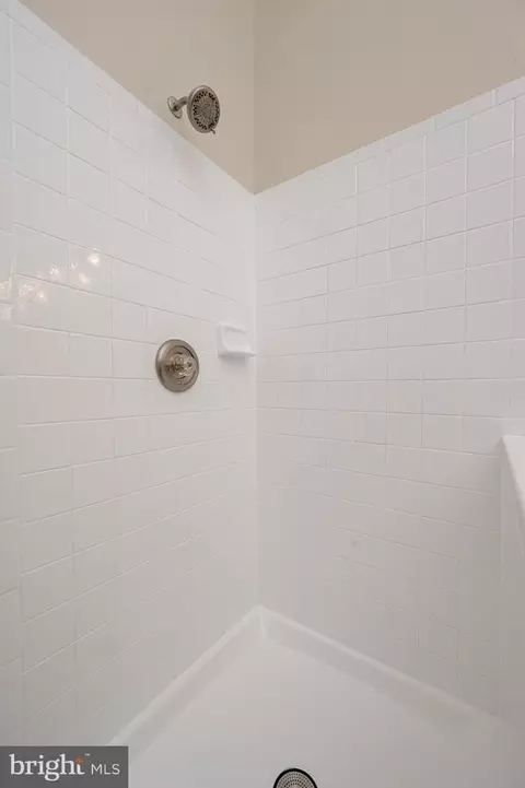 Bath - 700 Pine Valley Ct, Arnold, MD 21012 photo 3 of 5