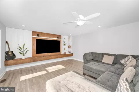 Living - 241 Armstrong Ln, Pasadena, MD 21122 photo 3 of 4