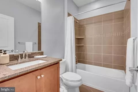 Bath - 219 West St, Annapolis, MD 21401 photo 1 of 3