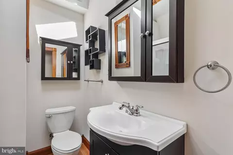 Bath - 326 Cedar Ln, Annapolis, MD 21403 photo 2 of 3