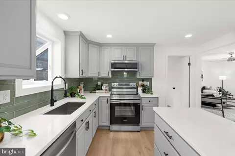 Kitchen - 2959 Beaver Brook Ct, Pasadena, MD 21122 photo 3 of 4