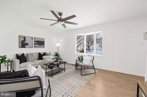 Living - 2959 Beaver Brook Ct, Pasadena, MD 21122 photo 4 of 5
