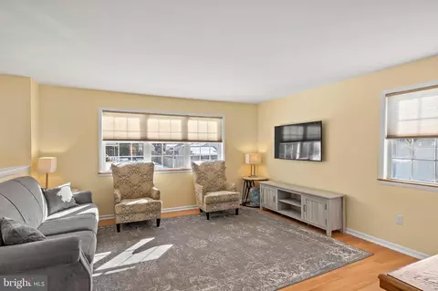 Living - 982 Highpoint Dr, Annapolis, MD 21409 photo 2 of 2