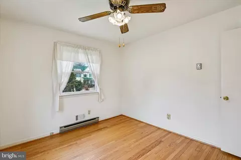 Bedroom - 503 Harbor Dr, Annapolis, MD 21403 photo 2 of 4