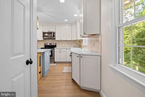 Entry Way - 296 Halsey Rd, Annapolis, MD 21401 photo 3 of 6