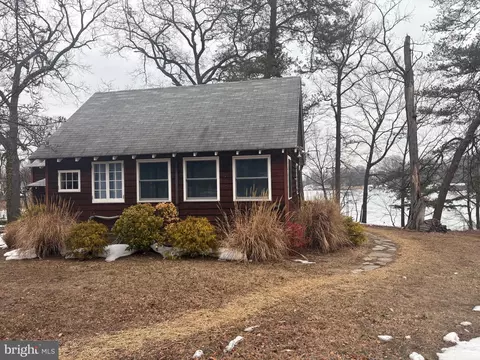 132 Club Rd, Pasadena, MD 21122