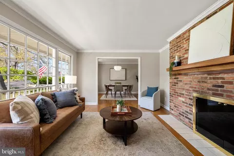 Living - 3319 Mulberry St, Edgewater, MD 21037 photo 2 of 6