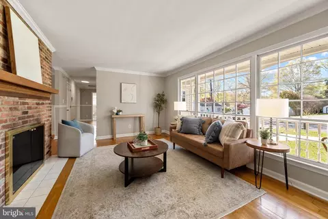 Living - 3319 Mulberry St, Edgewater, MD 21037 photo 4 of 6