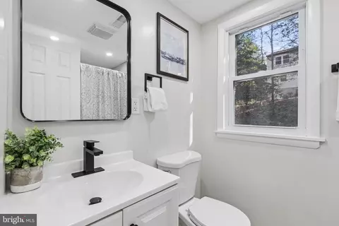 Bath - 1041 Skyview Dr, Annapolis, MD 21409 photo 5 of 6