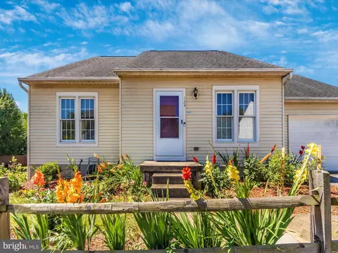 724 Sunnyfield Ln, Baltimore, MD 21225