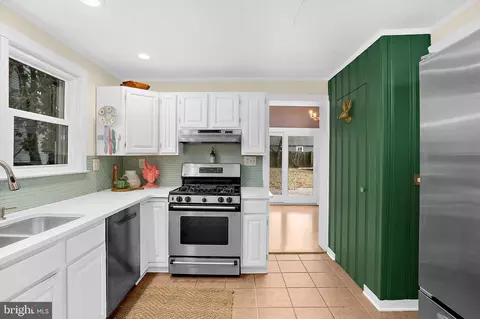 Kitchen - 1148 Riverview Dr, Annapolis, MD 21409 photo 2 of 4