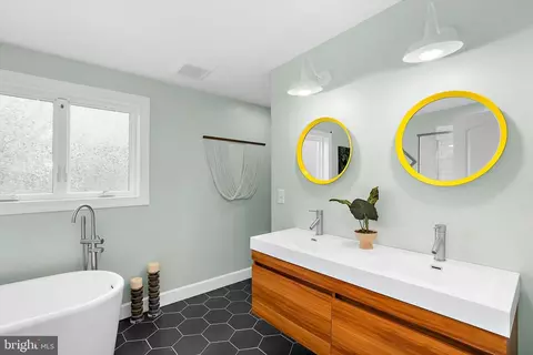 Bath - 1148 Riverview Dr, Annapolis, MD 21409 photo 2 of 3