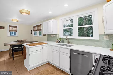 Kitchen - 1148 Riverview Dr, Annapolis, MD 21409 photo 3 of 4