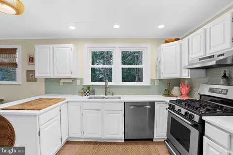 Kitchen - 1148 Riverview Dr, Annapolis, MD 21409 photo 4 of 4