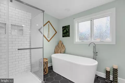 Bath - 1148 Riverview Dr, Annapolis, MD 21409 photo 3 of 3