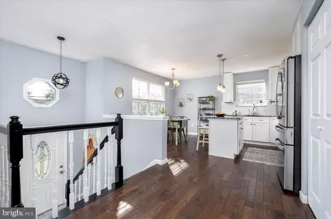 Entry Way - 7804 E Shore Rd # A, Pasadena, MD 21122 photo 3 of 4