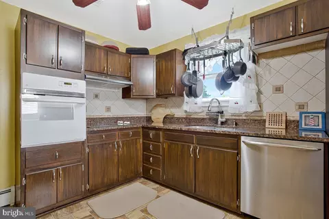 Kitchen - 3714 3rd Ave, Edgewater, MD 21037 photo 2 of 3