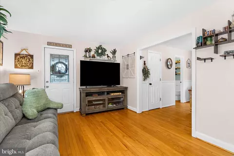 Entry Way - 7803 Linthicum Rd, Pasadena, MD 21122 photo 3 of 7