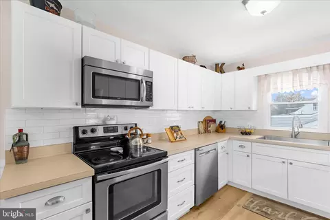 Kitchen - 7803 Linthicum Rd, Pasadena, MD 21122 photo 2 of 3