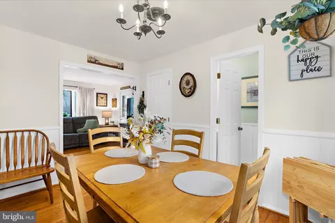 Dining - 7803 Linthicum Rd, Pasadena, MD 21122 photo 2 of 4