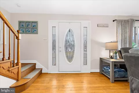 Entry Way - 7803 Linthicum Rd, Pasadena, MD 21122 photo 1 of 7
