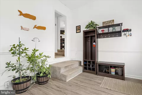 Entry Way - 7803 Linthicum Rd, Pasadena, MD 21122 photo 4 of 7