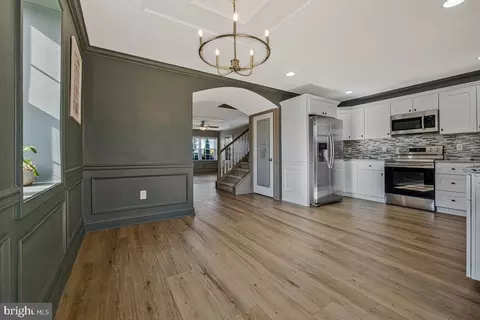 Entry Way - 941 8th St, Pasadena, MD 21122 photo 5 of 9