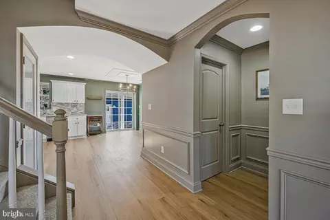 Entry Way - 941 8th St, Pasadena, MD 21122 photo 3 of 9