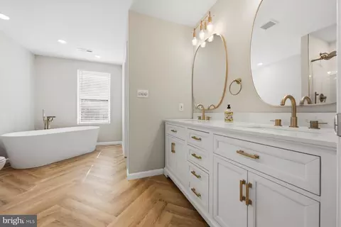 Bath - 3476 S River Ter, Edgewater, MD 21037 photo 1 of 3