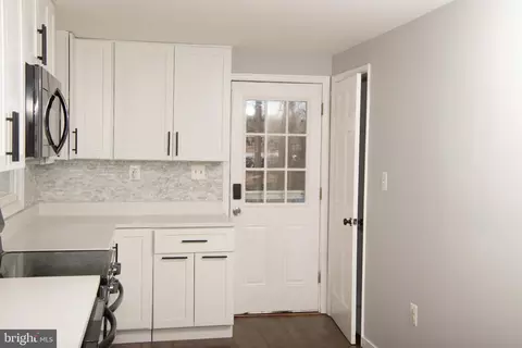 Entry Way - 4785 Mountain Rd, Pasadena, MD 21122 photo 2 of 14