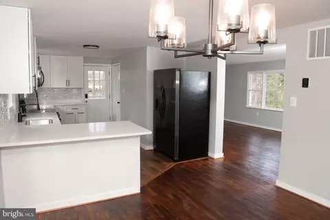 Entry Way - 4785 Mountain Rd, Pasadena, MD 21122 photo 3 of 14
