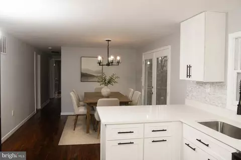 Entry Way - 4785 Mountain Rd, Pasadena, MD 21122 photo 5 of 14