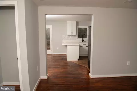 Entry Way - 4785 Mountain Rd, Pasadena, MD 21122 photo 10 of 14