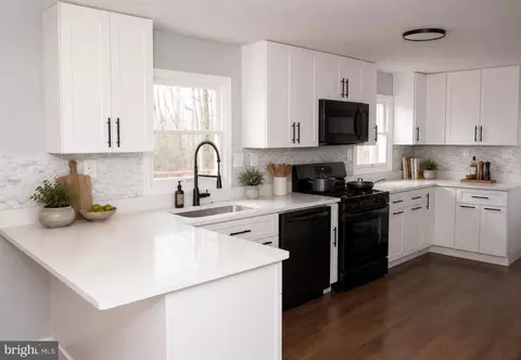 Kitchen - 4785 Mountain Rd, Pasadena, MD 21122 photo 2 of 2