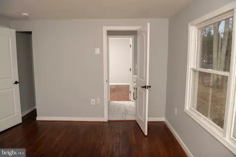 Entry Way - 4785 Mountain Rd, Pasadena, MD 21122 photo 9 of 14