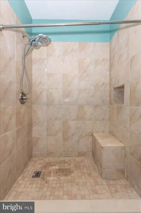 Bath - 1683 Fallowfield Ct, Crofton, MD 21114 photo 4 of 5