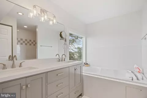 Bath - 6065 Melbourne Ave, Deale, MD 20751 photo 3 of 8