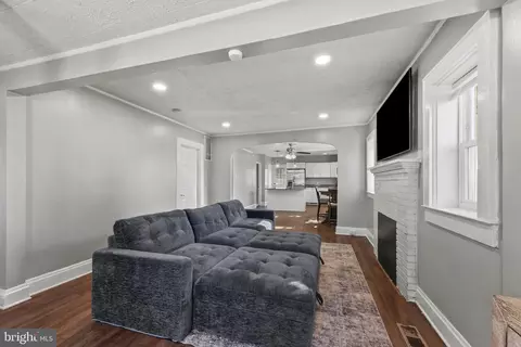 Entry Way - 103 Arundel Rd, Pasadena, MD 21122 photo 5 of 7