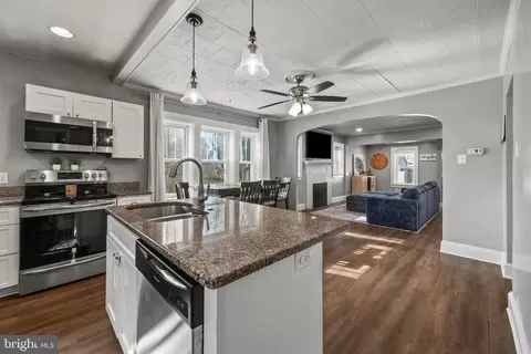 Entry Way - 103 Arundel Rd, Pasadena, MD 21122 photo 6 of 7