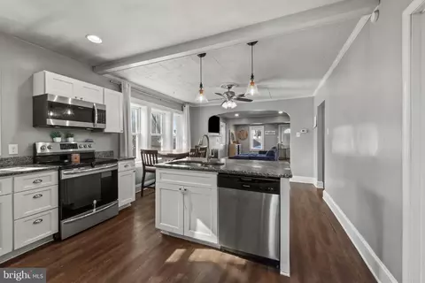 Entry Way - 103 Arundel Rd, Pasadena, MD 21122 photo 3 of 7