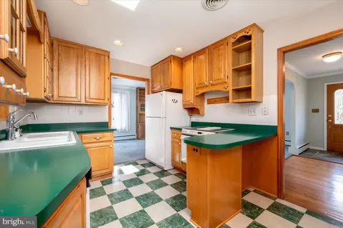 Kitchen - 162 Sillery Bay Rd, Pasadena, MD 21122 photo 2 of 3