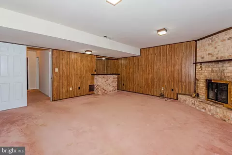 Living - 1467 Eagle Ct, Arnold, MD 21012 photo 2 of 2