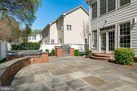 Exterior - 726 Pearson Point Pl, Annapolis, MD 21401 photo 8 of 12