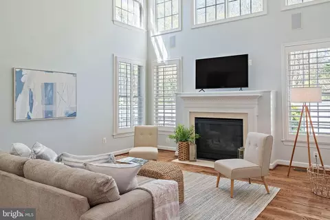 Living - 726 Pearson Point Pl, Annapolis, MD 21401 photo 5 of 8