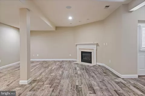 Living - 726 Pearson Point Pl, Annapolis, MD 21401 photo 7 of 8